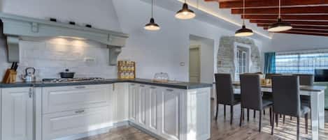 Kühlschrank, Mikrowelle, Ofen, Geschirrspüler