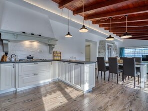 Réfrigérateur, four à micro-ondes, un four, lave-vaisselle