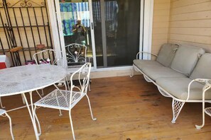 Outdoor dining - Cheerful,1 bd home + pool, SCUBA equip, walk to beach (Oceanside)