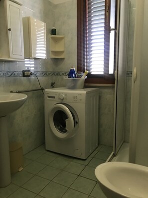 Shower, hair dryer, bidet, towels - Vacation home EVANNA (Sant'Isidoro)