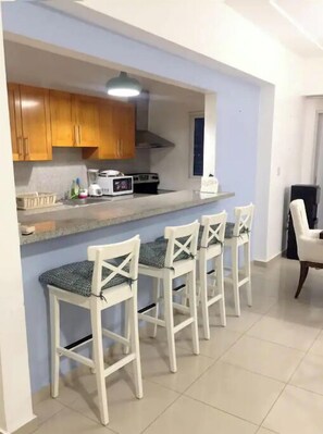 Fridge, microwave, oven, stovetop - 2-Bedroom condo with Pool, Gym & WIFI Juan Dolio (Playa Juan Dolio)