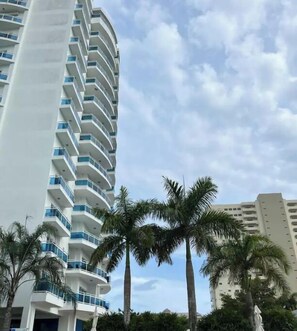 Exterior - 2-Bedroom condo with Pool, Gym & WIFI Juan Dolio (Playa Juan Dolio)