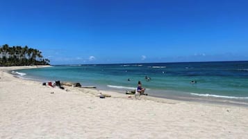 Beach nearby, sun loungers, beach towels
