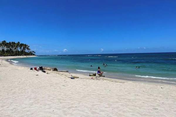 Beach nearby, sun-loungers, beach towels