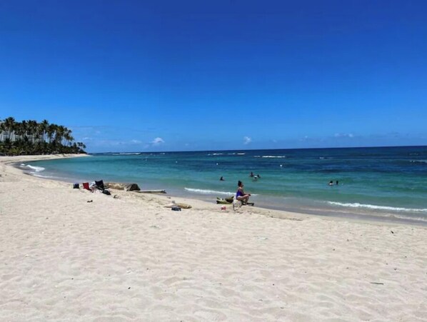 Plage à proximité, chaises longues, serviettes de plage
