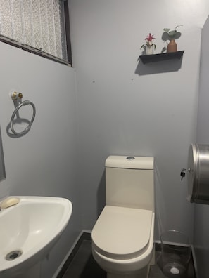 Bathroom - Apartamento tipo studio el Coyol (Alajuela)