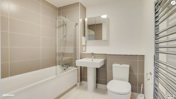 浴缸、吹风机、毛巾、肥皂