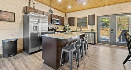 ~Specials~Cozy! Indoor Saltwater Pool. Loaded Game Room.