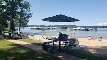 Platja a a prop, gandules de platja i tovalloles de platja