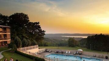 Piscina coberta i piscina a l'aire lliure
