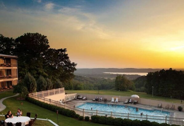 Piscine couverte, piscine extérieure