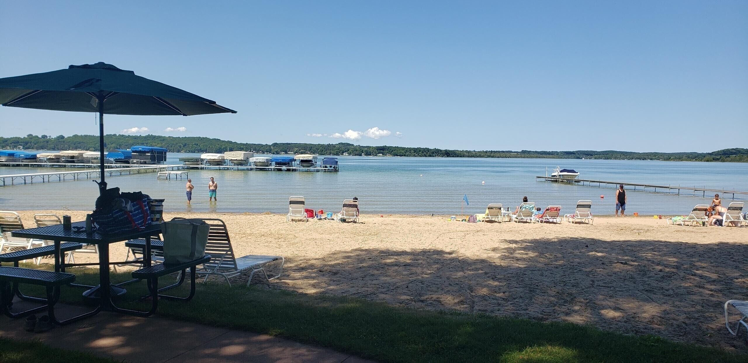 Beach nearby, sun loungers, beach towels