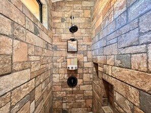 Douche, sèche-cheveux, serviettes fournies, savon