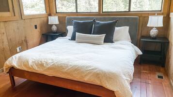 4 bedrooms, iron/ironing board, travel cot, free WiFi