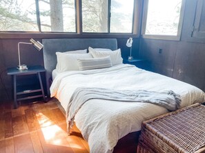 4 chambres, fer et planche à repasser, lit de bébé portatif