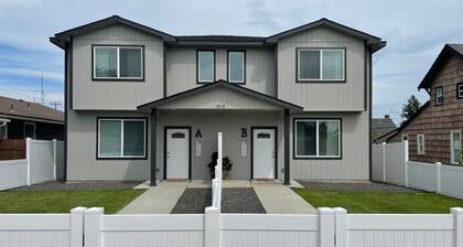 Downtown 3/2, garage, EV Charger, private yard, walk to arena!