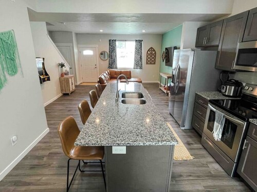 Downtown 3/2, garage, EV Charger, private yard, walk to arena!