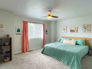 3 habitaciones, escritorio y tabla de planchar con plancha