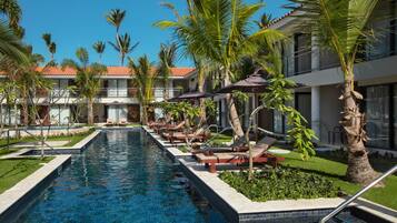 4 piscines extérieures, parasols de plage, chaises longues