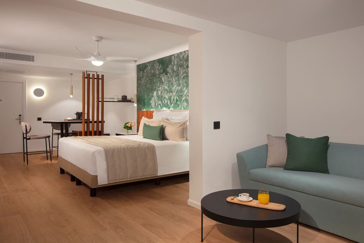 Minibar, in-room safe, individually decorated, individually furnished