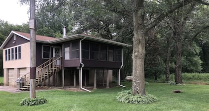 Quiet Cabin on the Wapsipinicon with great views and fishing