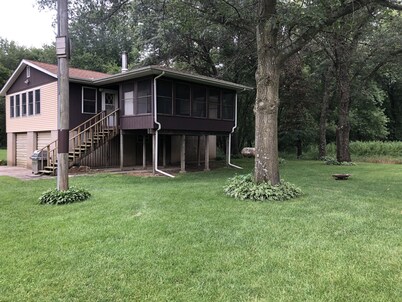 Quiet Cabin on the Wapsipinicon with great views and fishing