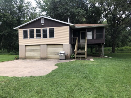 Quiet Cabin on the Wapsipinicon with great views and fishing
