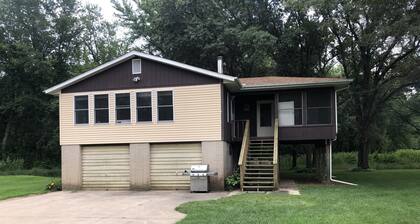 Quiet Cabin on the Wapsipinicon with great views and fishing