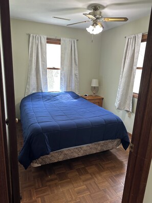 3 bedrooms, bed sheets - Quiet Cabin on the Wapsipinicon with great views and fishing (Central City)