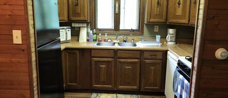 ثلاجة، ميكروويف، فرن، موقد طهي مسطح