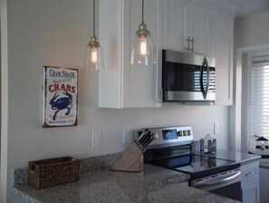 Réfrigérateur, micro-ondes, four, lave-vaisselle