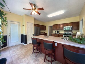 冷蔵庫、電子レンジ、オーブン、コンロ