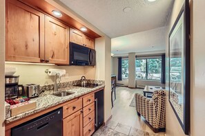 Micro-ondes, plaque de cuisson, lave-vaisselle, cafetière/bouilloire