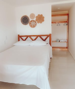 Bureau, espace de travail pour ordinateur portable, Wi-Fi gratuit