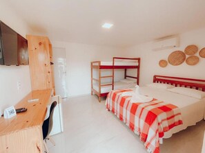 Bureau, espace de travail pour ordinateur portable, Wi-Fi gratuit