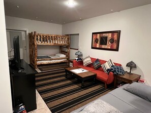 3 quartos, escrivaninha, ferros/tábuas de passar roupa