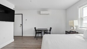 Superior Room | Pillowtop beds, individually decorated, individually furnished - Safari Apartments (Ocean City)