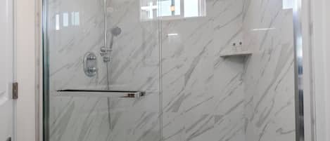 Ducha, artículos de tocador gratuitos, secador de pelo, toallas