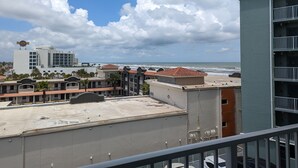 Un hotel con vista a la playa y al océano.