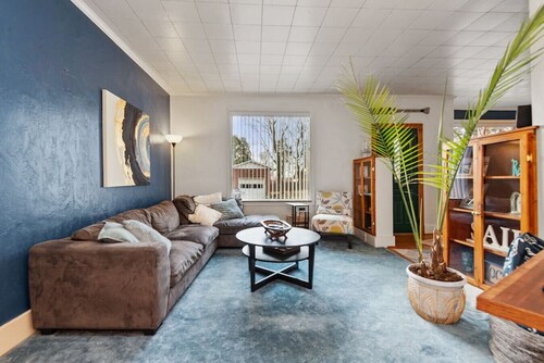 Cheerful 4BR Chalet with Seasonal Pool