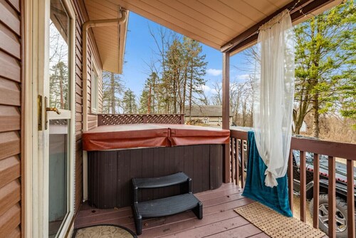 Cheerful 4BR Chalet with Seasonal Pool, Hot Tub