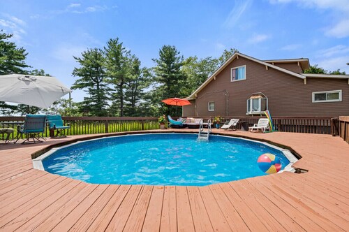 Cheerful 4BR Chalet with Seasonal Pool