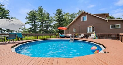 Cheerful 4BR Chalet with Seasonal Pool