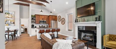 Een televisie en een open haard