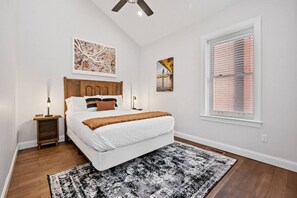 2 Schlafzimmer, Schreibtisch, Bügeleisen/Bügelbrett, Reisekinderbett