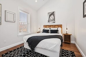 2 habitaciones, escritorio y tabla de planchar con plancha 
