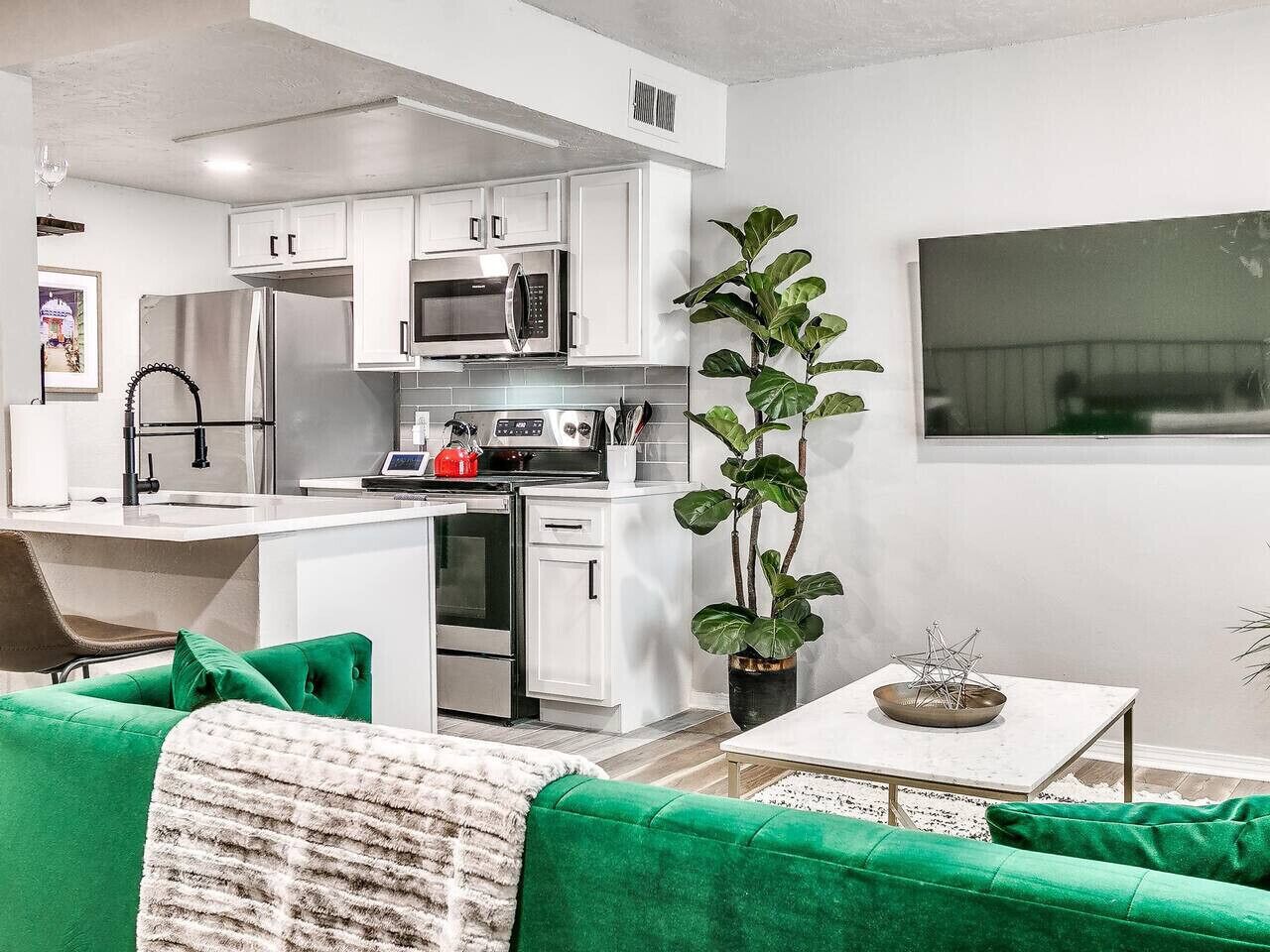 Jääkaappi, mikroaaltouuni, uuni, liesi