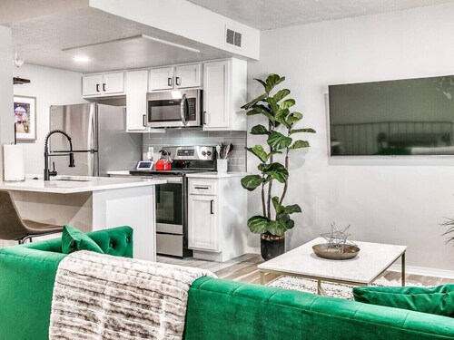 Modern Apartment With King Bed & Bikes