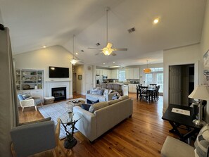 Smart TV - Edisto Beach House on Golf Course with GOLF CART available! (Edisto Island)