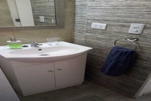 Douche, serviettes fournies, savon, papier toilette